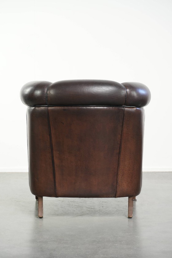 Prachtige set van een schapenleren bankstel samen met zijn bijpassende clubfauteuil met een luxe voorkomen (photo 4 of 22)