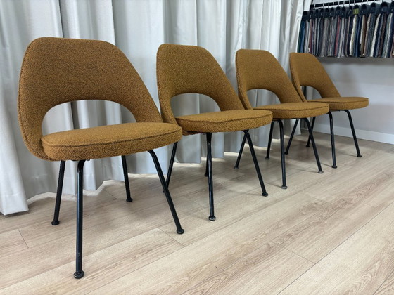 Image 1 of Juego de 4 Sillas Knoll Saarinen | Bouclé Amarillo Ocre | Recién tapizadas