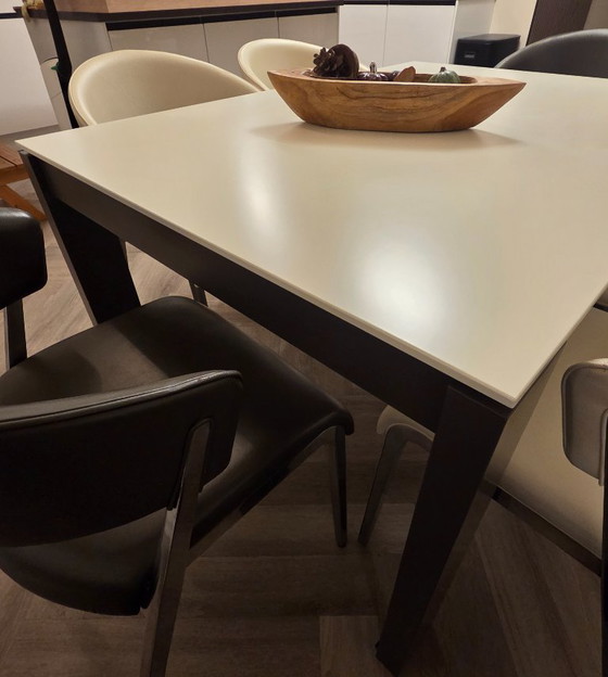 Image 1 of Set da pranzo di Hulsta Now. Tavolo da pranzo E20 e sedie da pranzo S500 di Hulsta Now.