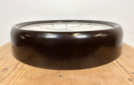 Image 1 of Grote industriële bakelieten fabriekswandklok van Pragotron, jaren 60