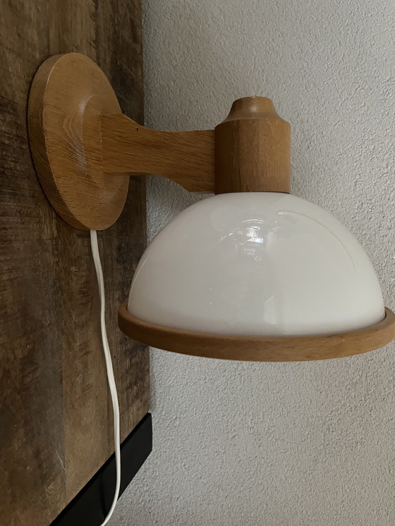 Image 1 of Lampada da parete vintage in legno chiaro con paralume in plastica