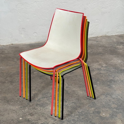 Juego de 4 sillas italianas Pedrali 3D a color.