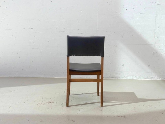 Houten stoelen uit het midden van de 20e eeuw met zwarte bekleding, jaren 60. – Eetkamerstoelen, Wood (photo 3 of 14)