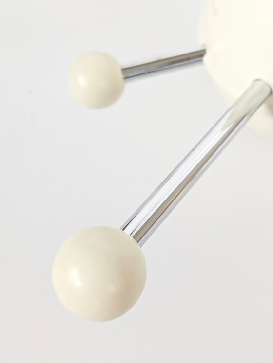 Image 1 of Porte-manteau vintage Spoutnik de l'ère spatiale, patère murale atomique en plastique chromé et crème, années 1970