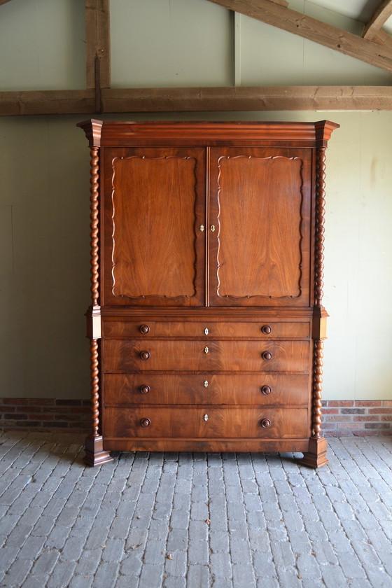 Image 1 of Mueble Biedermeier antiguo de madera de caoba.