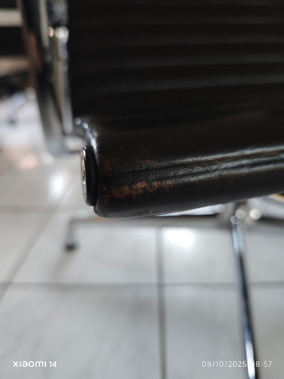Image 1 of Sedia da ufficio Vitra EA124 di Charles e Ray Eames.