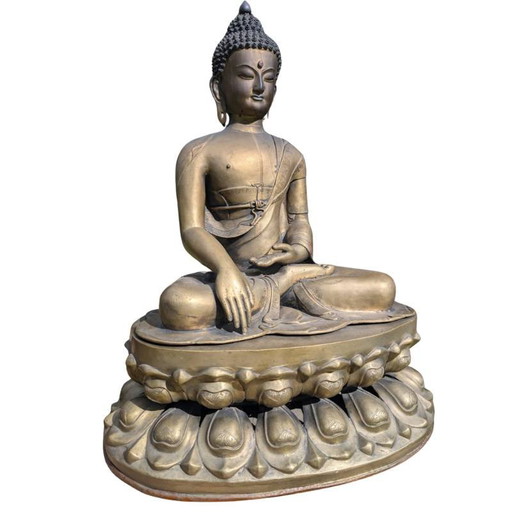 Monumentaler feuervergoldeter Buddha – Ladakh, 19. Jahrhundert oder sogar älter.