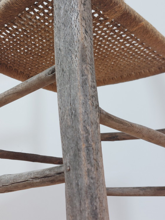 Image 1 of Silla antigua de madera de estilo folclórico francés con pátina y tejido de cuerda.