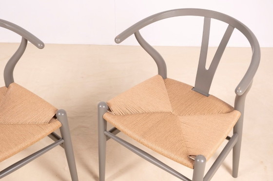 Image 1 of 2x Hans J. Wegner CH24 "Wishbone" stoelen voor Carl Hansen & Søn