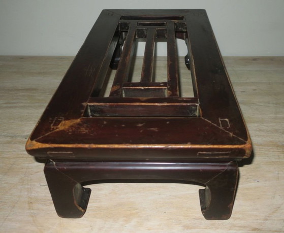 Mesa baja china antigua con tablero calado y patas de pezuña de caballo, c.1900, Mesas de centro, Madera (foto 3 de 13)
