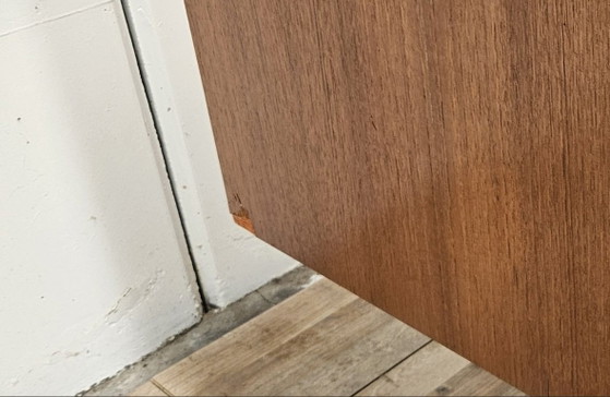 Image 1 of Notenhouten ladekast uit de jaren 60 met details van ijzer en messing.