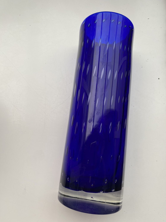 Grote vintage kobaltblauwe Scandinavische vaas van bubbelglas van het merk Magnor. – Vazen (photo 14 of 15)