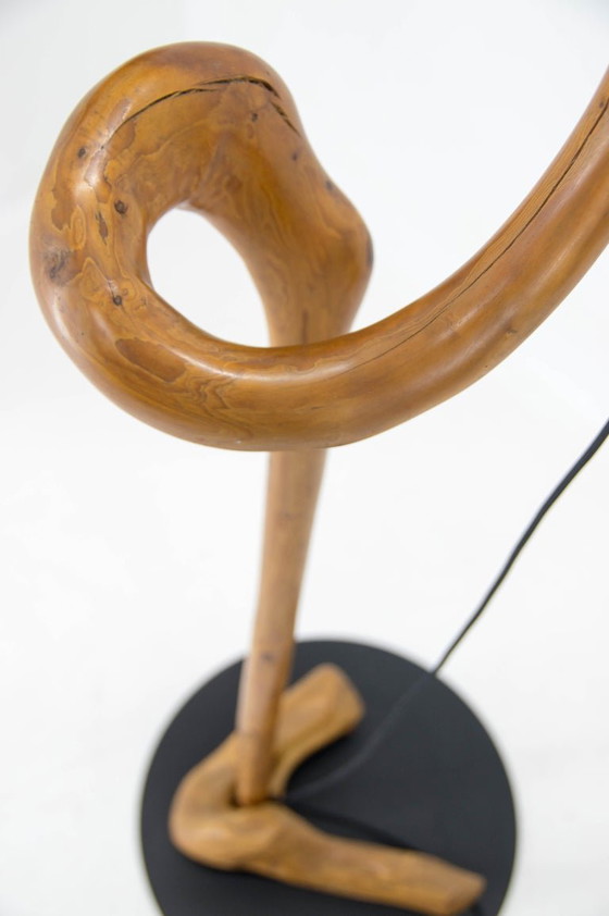Image 1 of Skulpturale Stehlampe aus Holz und Furnier im Stil der Mid-Century-Moderne der 1960er Jahre.