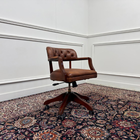 Chaise de bureau Chesterfield Wade anglaise marron – Wade Upholstery, Chaises de bureau, Leather, Wood (photo 7 of 8)