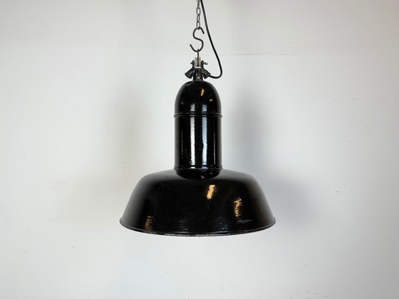 Image 1 of Lampe industrielle en émail noir avec abat-jour en fonte, années 1930