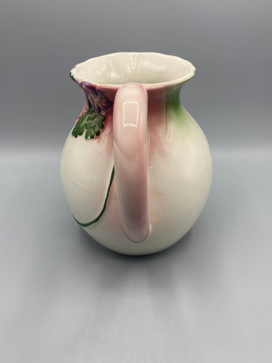 Jarra de cerámica con relieve floral pintada a mano – Loza, Ceramic, Mid Century Modern (photo 4 of 8)