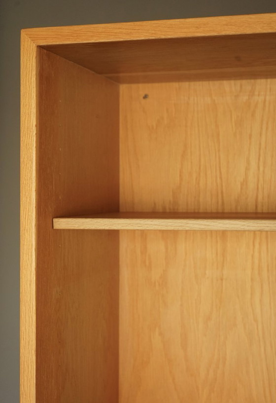 Image 1 of Eikenhouten boekenkast van Børge Mogensen voor Karl Andersson & söner. Zweden, jaren zestig