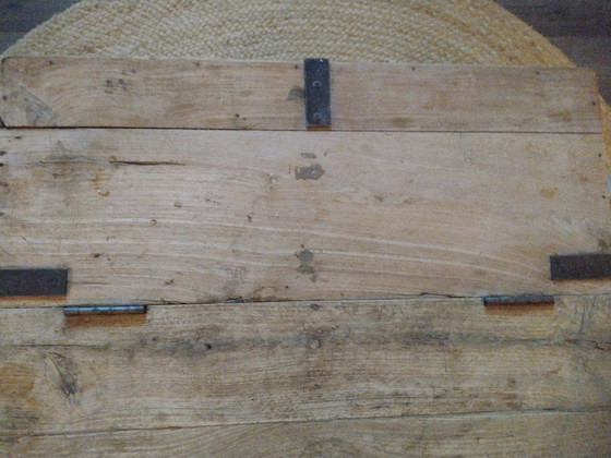 Image 1 of Une vieille table ayant appartenu à mon grand-père.