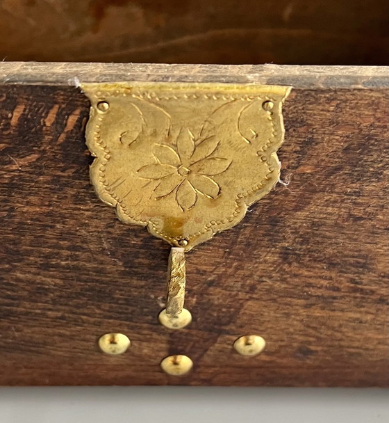 Image 1 of Handgemaakte houten doos met messing beslag – decoratief vintage stuk
