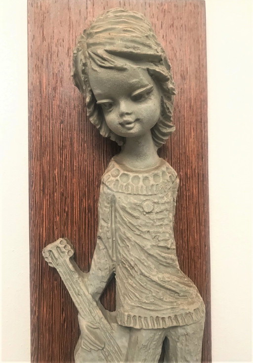 Vintage-Keramik-Wandstatue Mädchen mit Gitarre