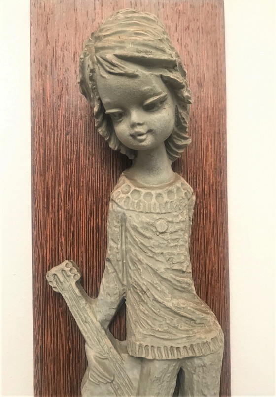 Image 1 of Scultura da parete in ceramica vintage "Ragazza con chitarra"