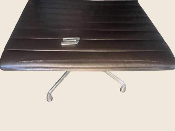 Chaise pivotante originale Vitra EA 106 Eames | Cuir marron foncé | Charles & Ray Eames | Vintage 1986 avec (photo 10 of 18)