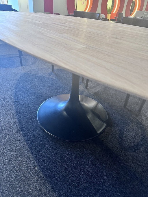 Mesa con patas de tulipán