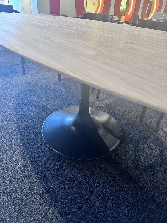 Image 1 of Mesa con patas de tulipán