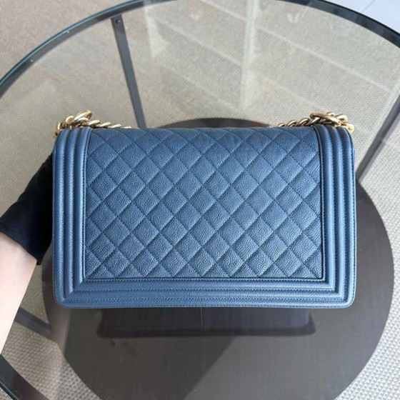 Image 1 of Chanel Boy New Medium - Caviar 28CM Piel de becerro granulada acolchada Azul Herrajes dorados Serie 23
