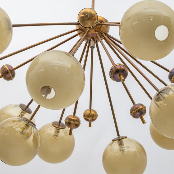 Image 1 of Lustre Spoutnik en laiton bruni et verre de Murano, Italie du Mid Century