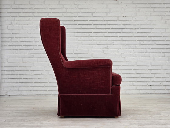 Image 1 of Chaise danoise à dossier haut des années 1970, velours rouge cerise, pieds en frêne
