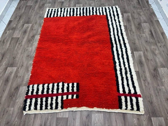 Alfombra bereber roja, tejida a mano con técnicas tradicionales, tamaño 150 x 250 cm. – Alberto Bazzani, Wool (photo 5 of 6)