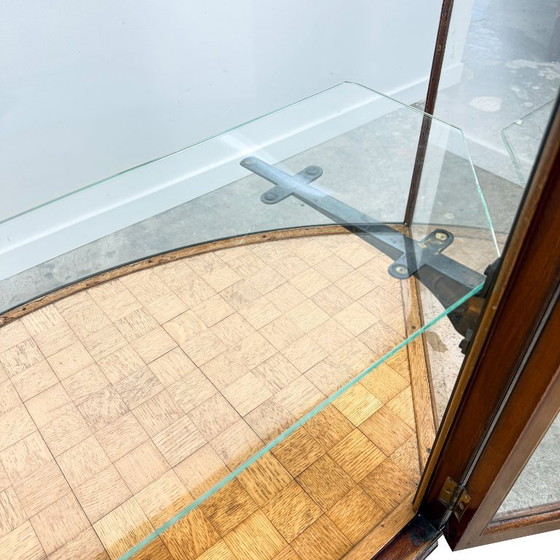 Image 1 of Antieke vitrinekast met gebogen glas – houten displaykast – begin 20e eeuw
