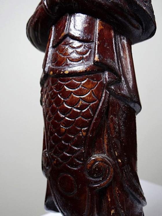 Image 1 of Statuetta di arte popolare asiatica intagliata in un unico pezzo di legno, epoca 1930-1960.