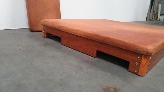 Image 1 of Tavolino vintage, mobiletto da palestra, scatola per ginnastica, imbracatura in pelle, teak anni '70
