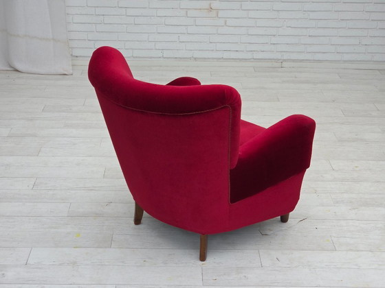Image 1 of Fauteuil danois des années 60, velours d'ameublement rouge cerise, pieds en bois de hêtre.