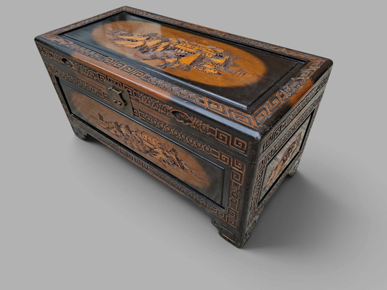 Chinese kamferhouten dekenkist met handgemaakt houtsnijwerk en messing beslag afm: 88x43cm en 44cm hoog. (photo 3 of 5)