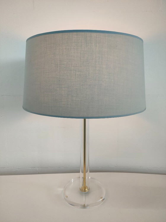 Image 1 of Lámpara de mesa de plexiglás estilo Hollywood Regency con pantalla gris.