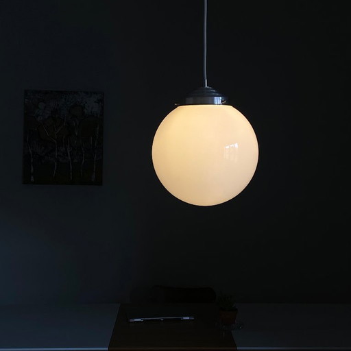 Grande lampada a sospensione a globo in vetro opalino, 25 cm