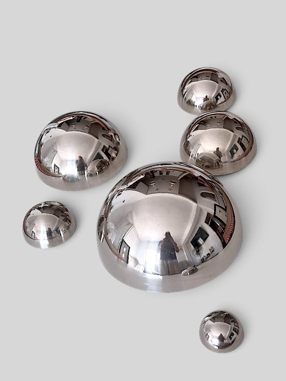 Set van 6 Sculpturale Roestvrijstalen Halve Bollen – Moderne Reflecterende Wanddecoratie – Trendy, Spiegels (photo 3 of 15)