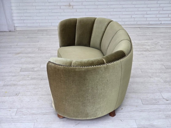 Image 1 of Dänisches 2-Sitzer-Sofa „Banane“ aus den 1970er Jahren, grüner Möbelveloursbezug, Beine aus Eichenholz.