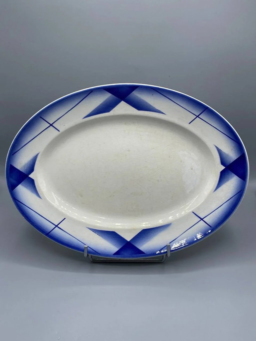 Piatto ovale in maiolica di Digoin Sarreguemines, collezione Artix, design geometrico blu cobalto, aerografo Art Deco.