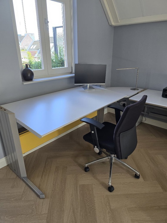 Gispen height-adjustable Desk – Mdf, Aluminium (photo 2 of 5)