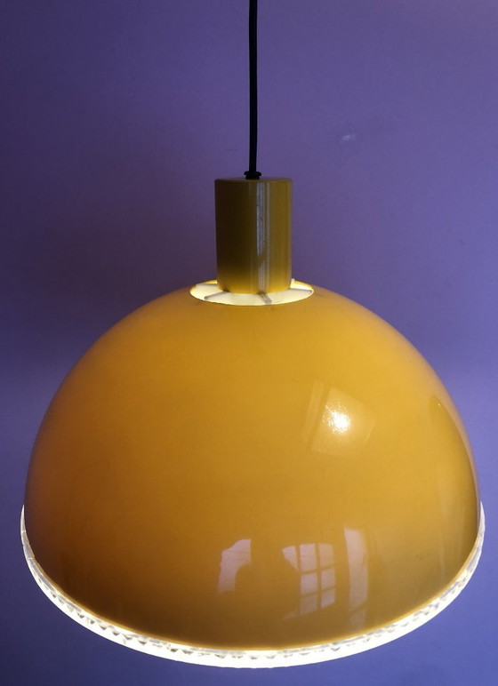 Image 1 of Lampada a sospensione vintage con paralume giallo.