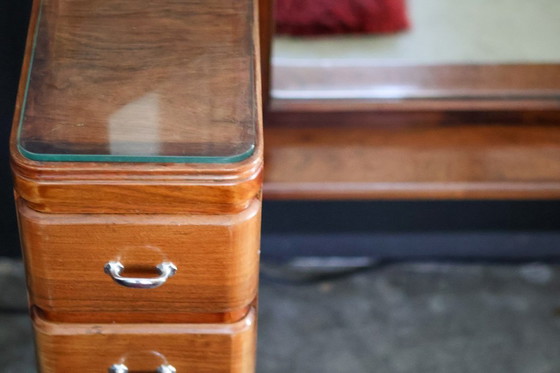 Image 1 of Coiffeuse avec grand miroir taillé et deux miroirs latéraux pivotants provenant d'un intérieur spécial !