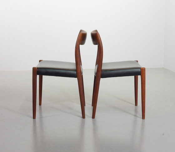 Image 1 of Chaises de salle à manger Niels Otto Moller en teck et cuir noir, modèle 77 - Lot de 4