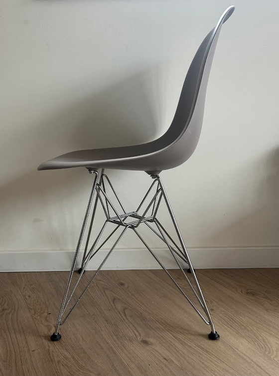 Image 1 of Vitra Eames DSR Esszimmerstühle