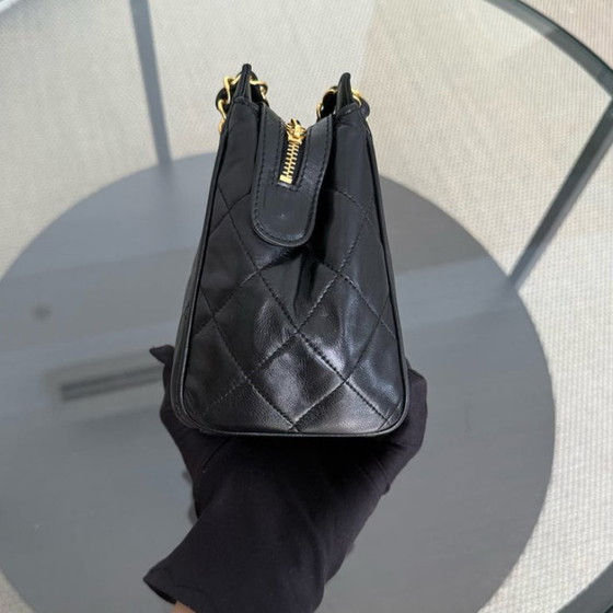 Image 1 of Chanel Clutch mit Kette – Gestepptes Lammleder, Schwarz, 24-karätige Goldbeschläge, Serie 3