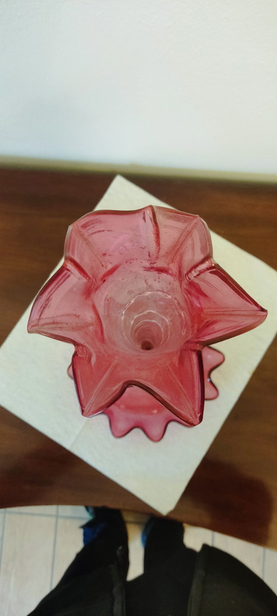 Image 1 of Epergne Vittoriano in Vetro Cranberry a Giglio Singolo – XIX Secolo