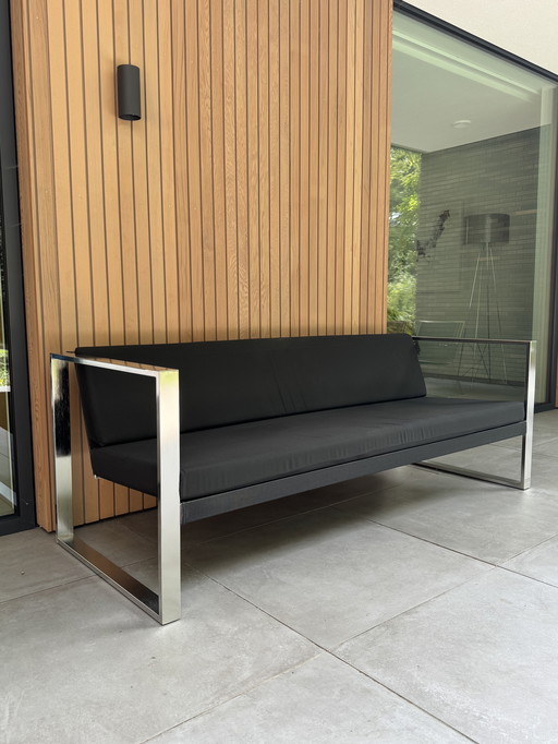 Canapé lounge design en acier inoxydable avec coussins noirs de 2 mètres par FueraDentro